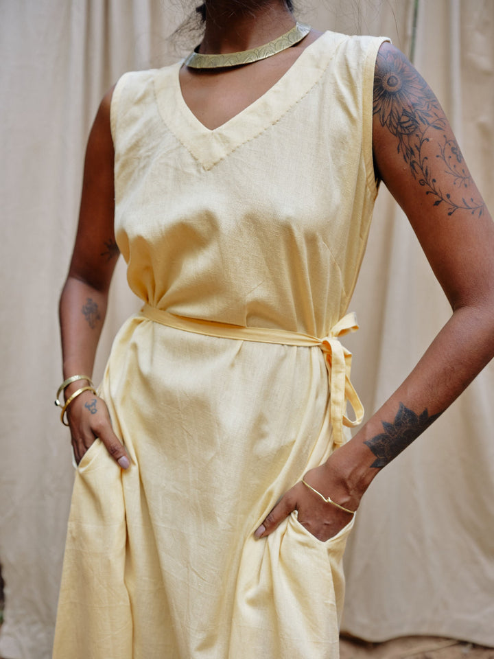 Weisses Kleid aus reiner Baumwolle. Sommerkleid in Weiß. Ärmellos.