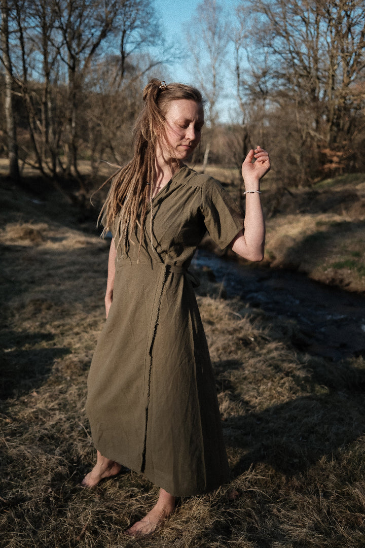 Wickelkleid in Grün, Olive-Grün. Aus reiner Baumwolle.