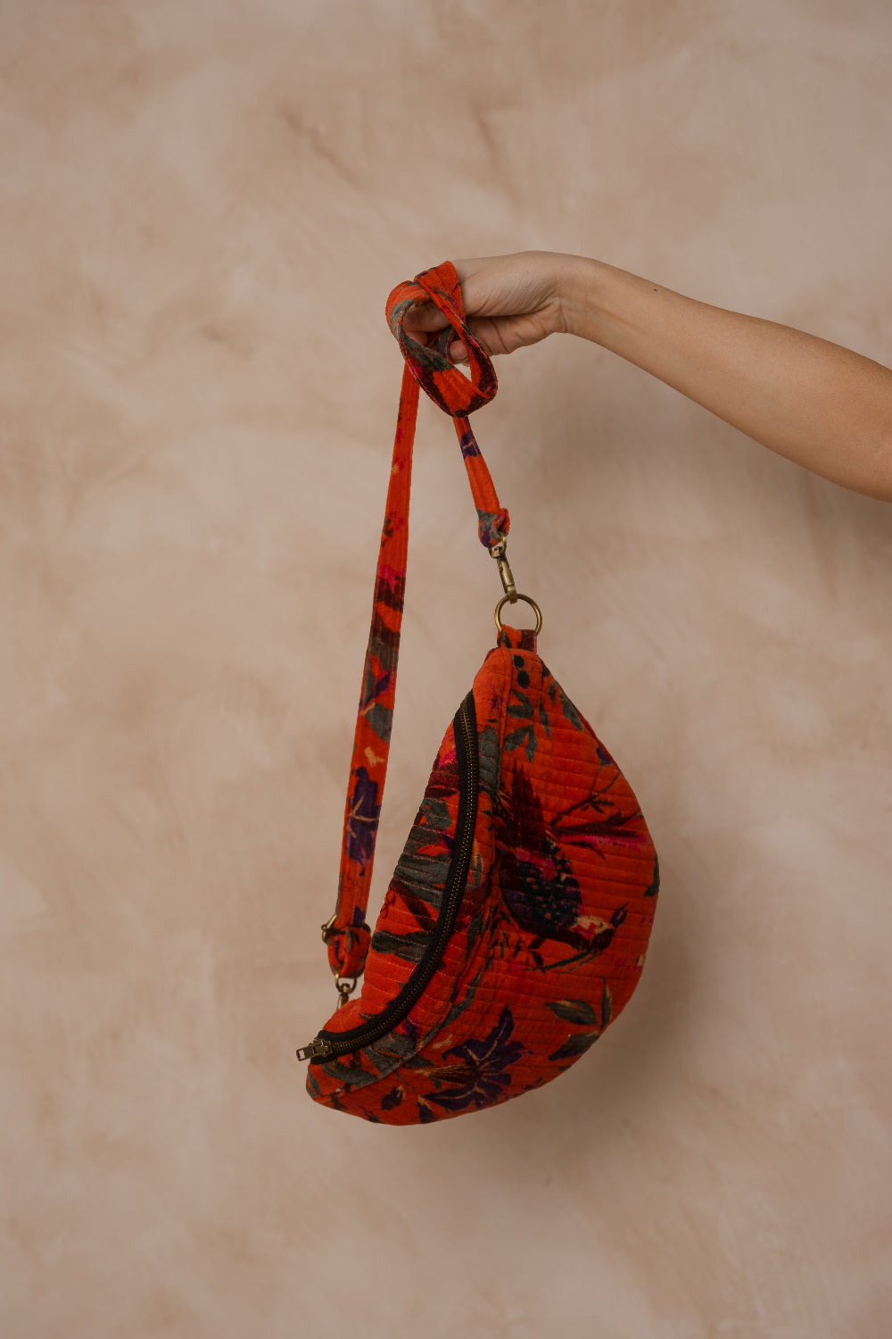 Rote Moon Bag, Große Hipster Umhängetasche, Boho Bauchtasche aus Samt 
