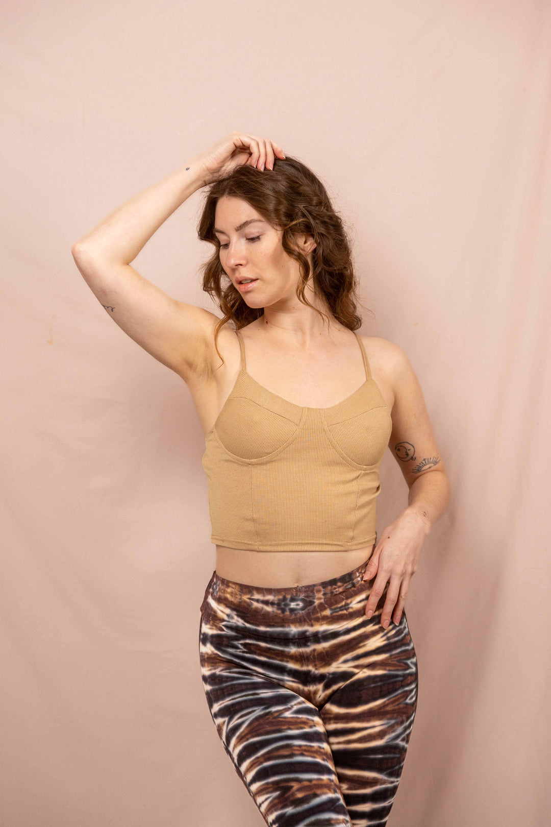 Bauchfreies Crop Top, Basic Bra Top, Oberteil in Beige mit Trägern, Feinripp BraTop