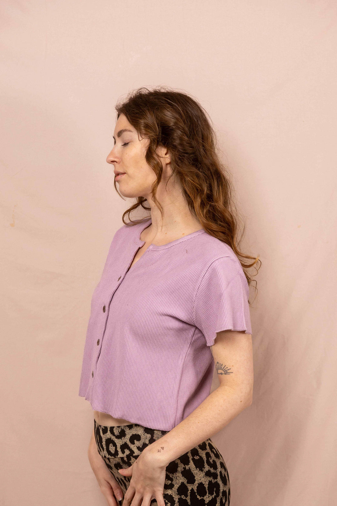 Helle Sommerbluse in Lila, Waffle Shirt, Top mit Knöpfen