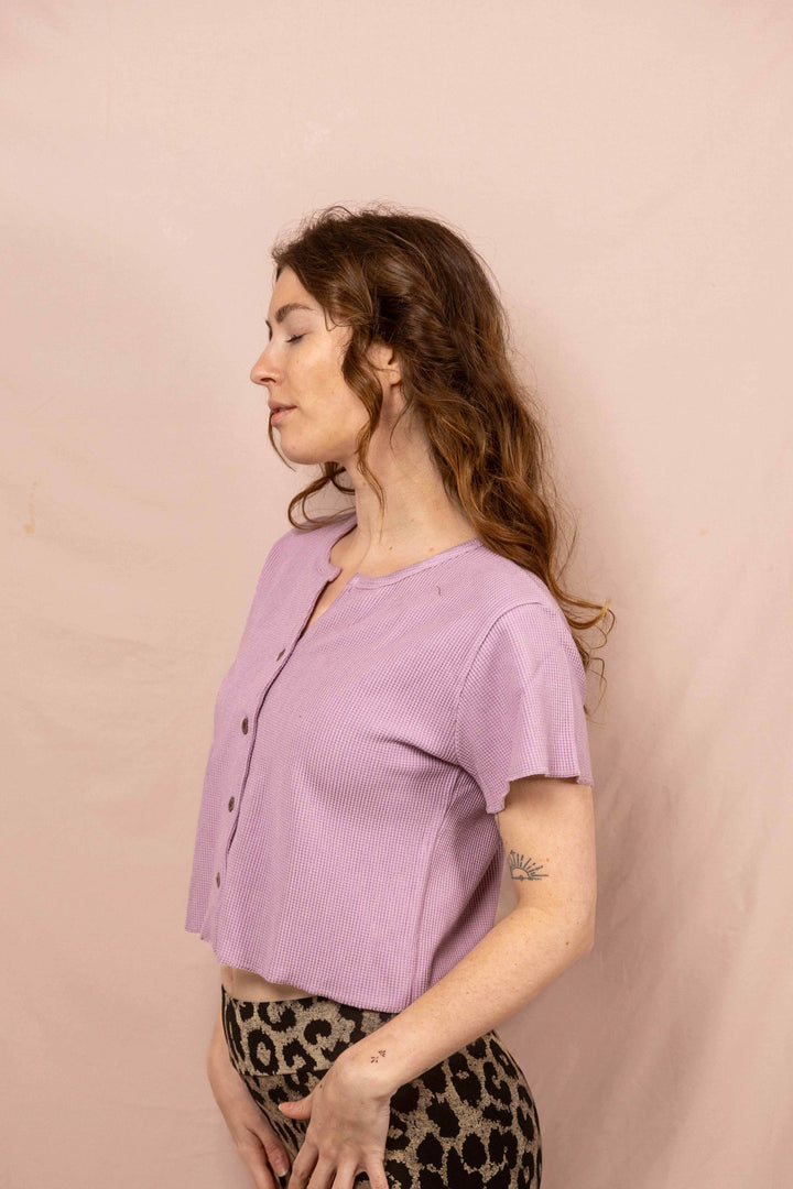 Helle Sommerbluse in Lila, Waffle Shirt, Top mit Knöpfen