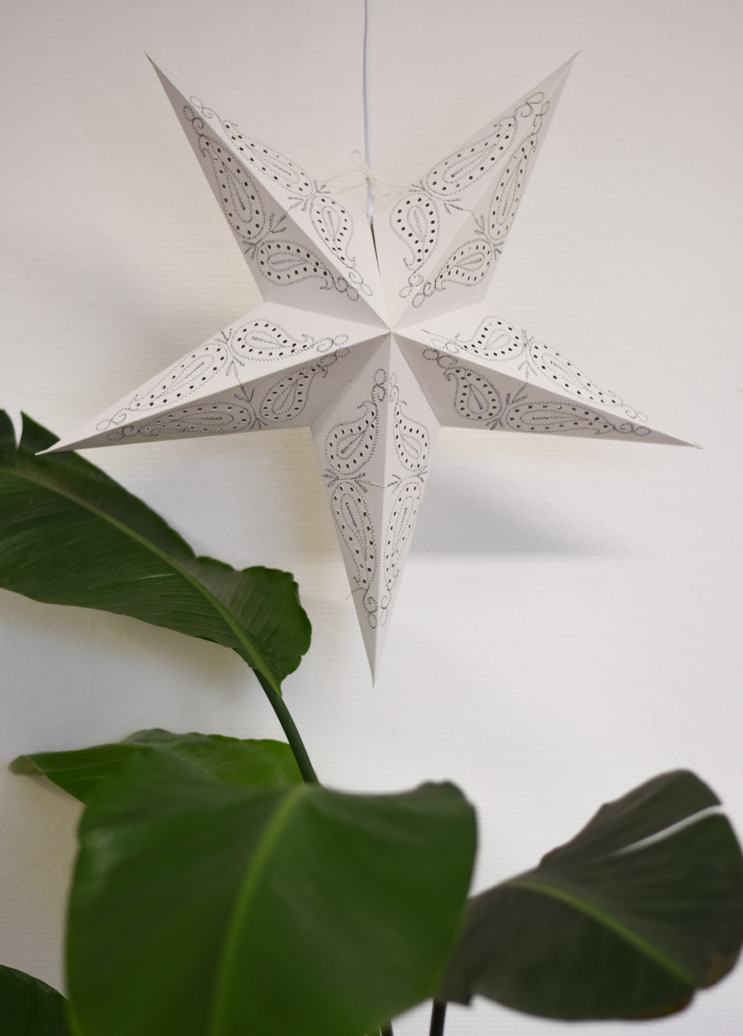 Bestickter Stern in WEISS mit Paisley-Muster