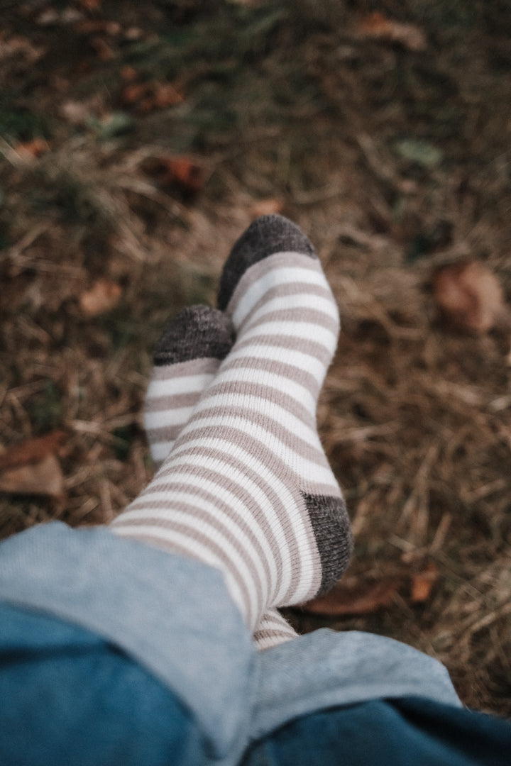 Superwarme Alpaka Socken gestreift beige/weiß ~ 2 Paar