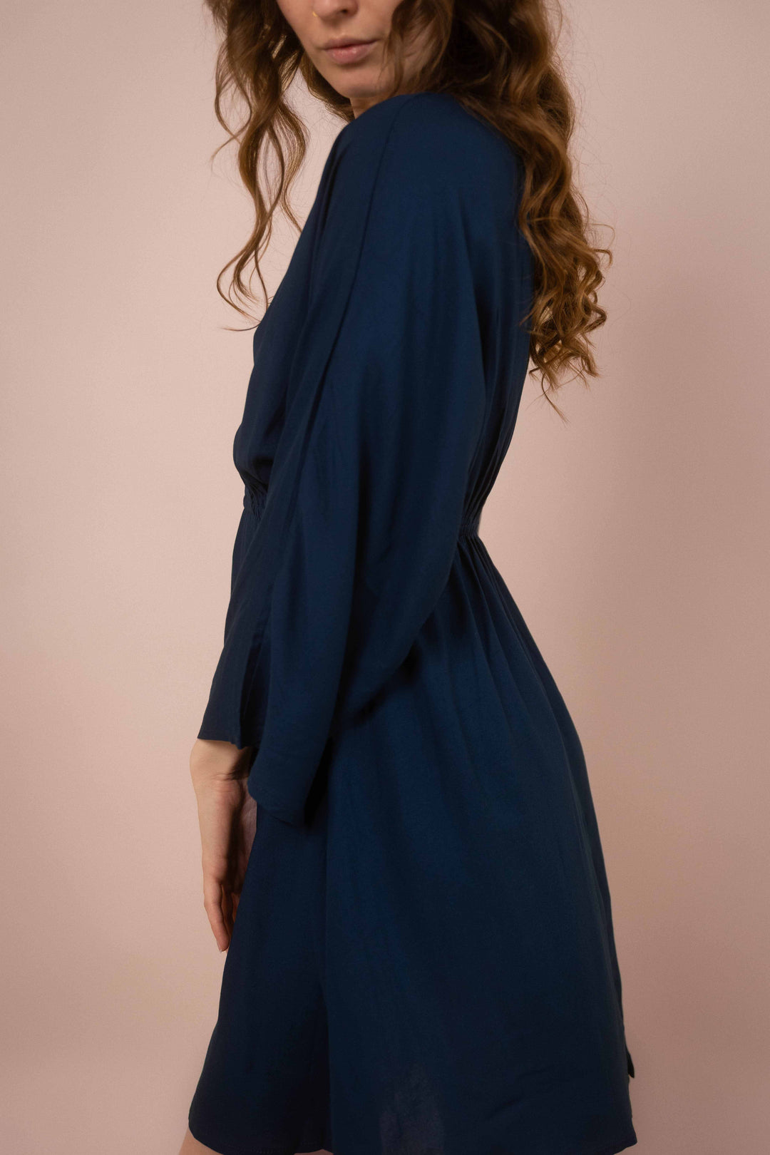 Ein blaues Vintage Minikleid aus Viskose. Das kurze Sommerkleid hat einen V-Ausschnitt und lange Ärmel. Perfektes Urlaubs Boho Dress.