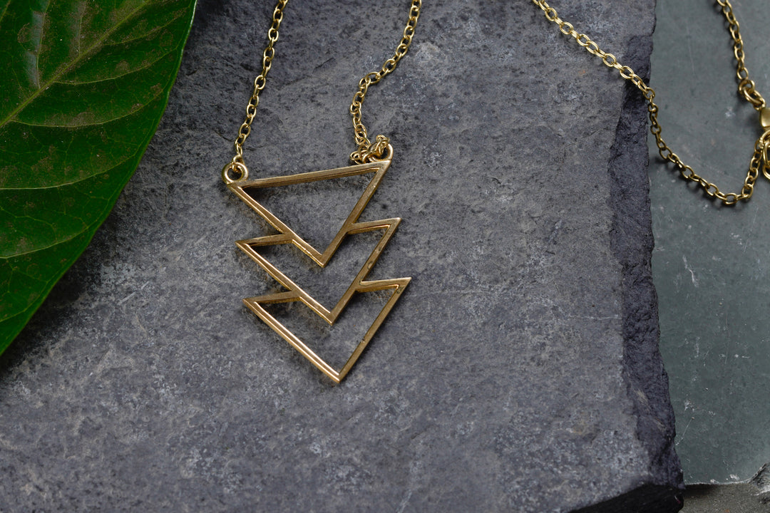 Halskette aus Messing ~ Triple Dreieck Anhänger ~ Minimalistisches Design ~ Boho-Schmuck ~ Dreiecks Kette ~ Golden