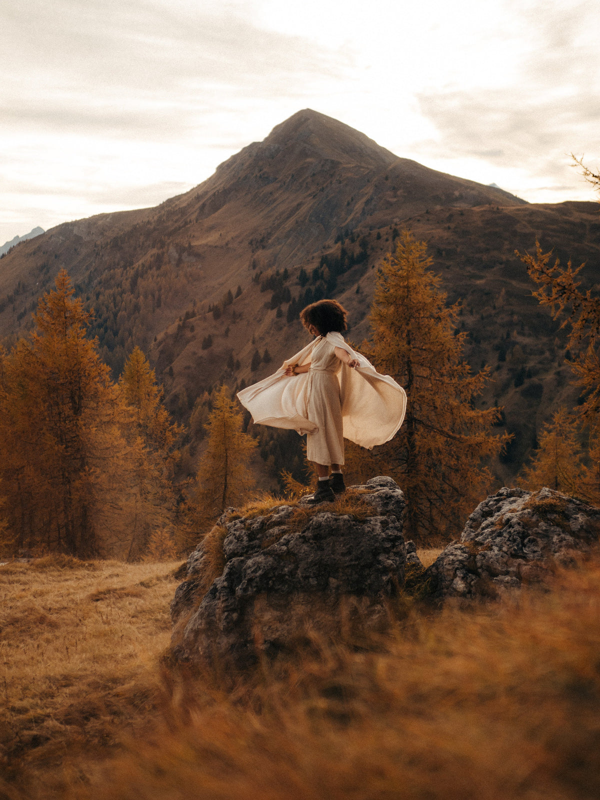 Frau in der wilden natur mit einer Decke aus Kaschmir-Wolle umhüllt.