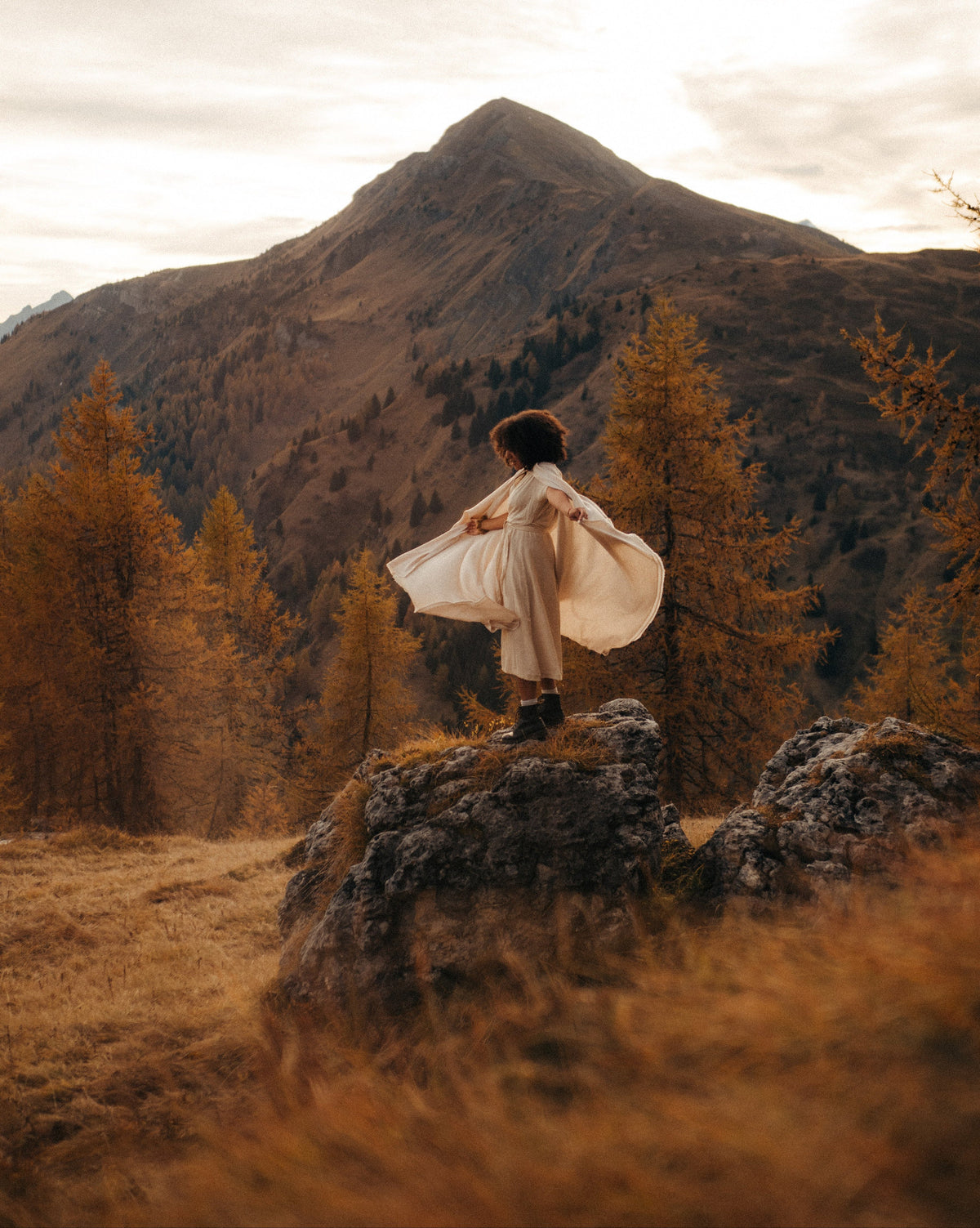 Frau in der wilden natur mit einer Decke aus Kaschmir-Wolle umhüllt.