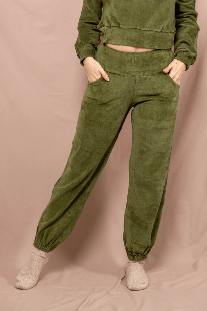 Samhose, Jogginhose in Grün, Taschen. Bequeme lockere Hose aus samt, sehr weich, 100% Baumwolle, weiche Baumwollhose, Set mit Oberteil