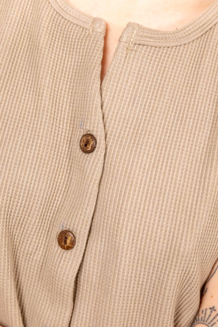 Helle Sommerbluse in Grau / Beige, Waffle Shirt, Top mit Knöpfen