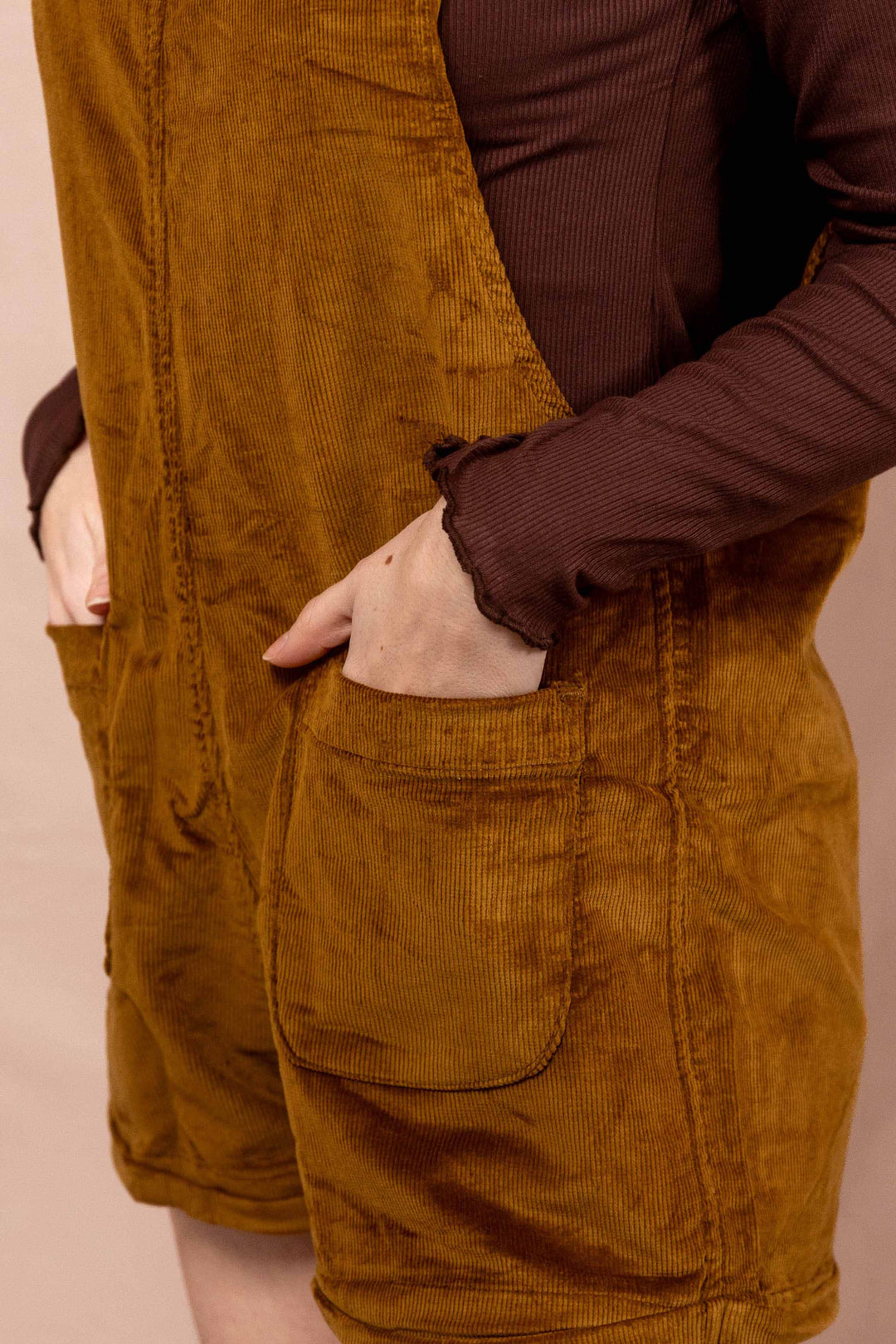 Kurze Latzhose aus Cord Baumwolle, Unisex Hose in Braun für Frauen und Männer mit Taschen