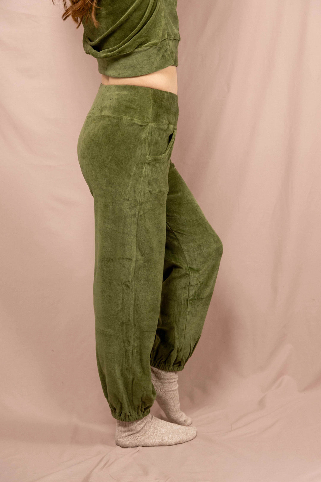 Samhose, Jogginhose in Grün, Taschen. Bequeme lockere Hose aus samt, sehr weich, 100% Baumwolle, weiche Baumwollhose