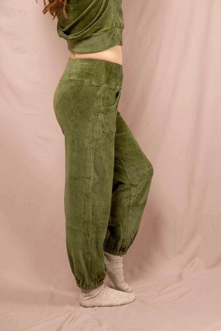 Samhose, Jogginhose in Grün, Taschen. Bequeme lockere Hose aus samt, sehr weich, 100% Baumwolle, weiche Baumwollhose