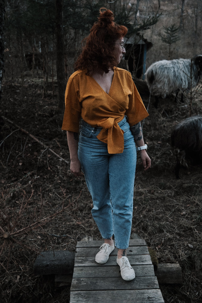 Gelbe Wickelbluse aus reiner Baumwolle. Wickeltop.