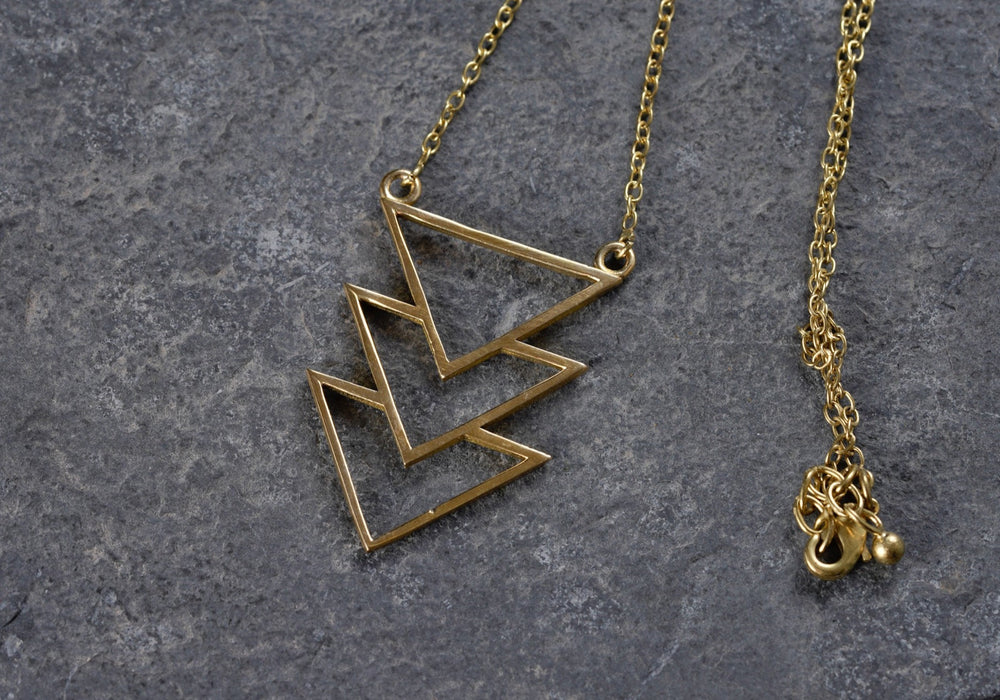 Halskette aus Messing ~ Triple Dreieck Anhänger ~ Minimalistisches Design ~ Boho-Schmuck ~ Dreiecks Kette ~ Golden