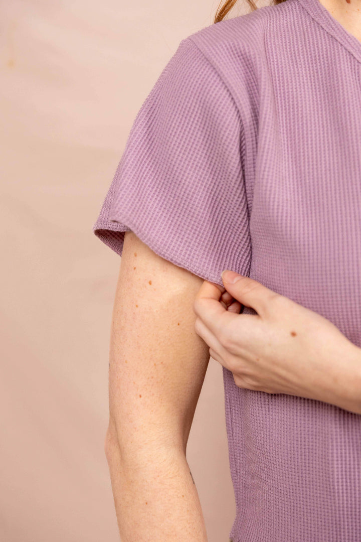 Helle Sommerbluse in Lila, Waffle Shirt, Top mit Knöpfen