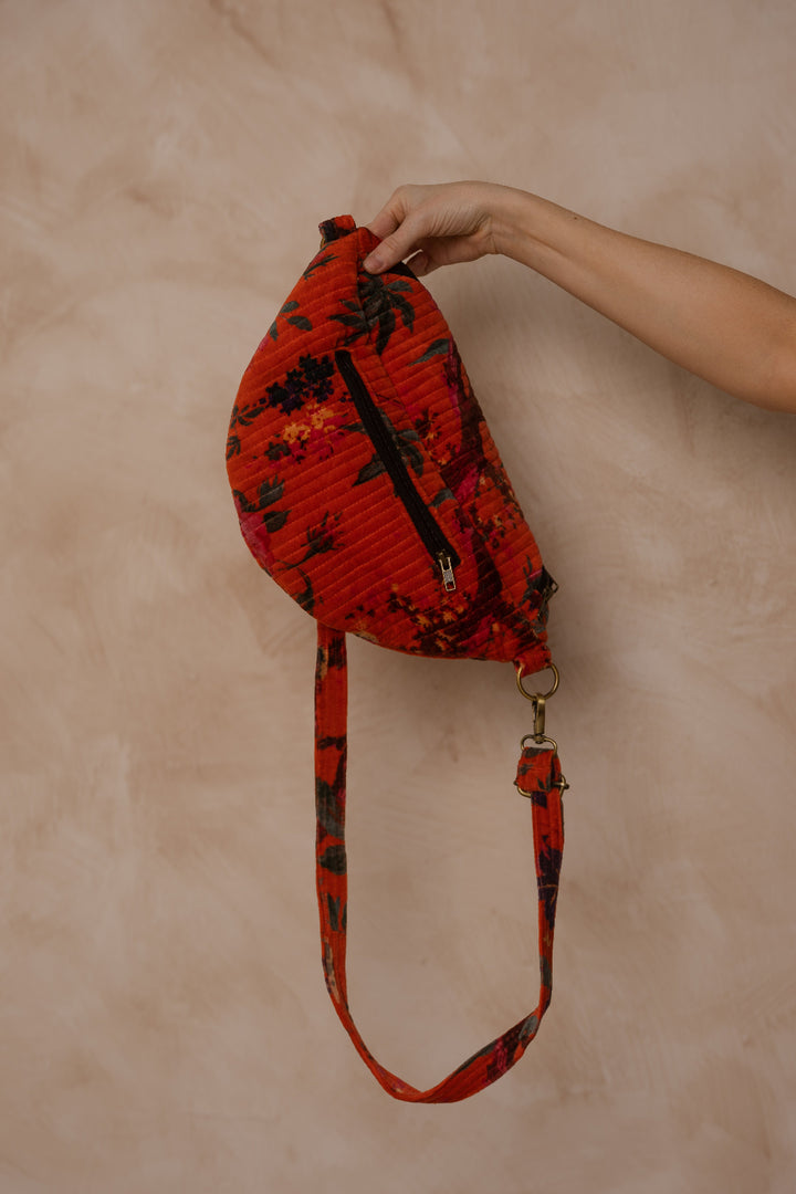 Rote Moon Bag, Große Hipster Umhängetasche, Boho Bauchtasche aus Samt 