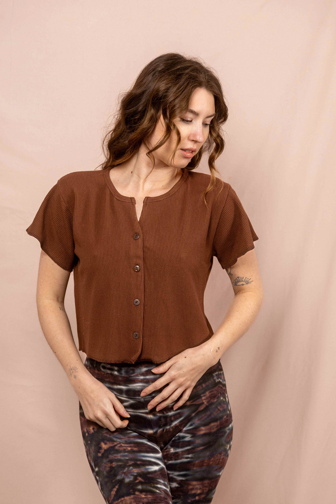 Helle Sommerbluse in Braun, Waffle Shirt, Top mit Knöpfen, Bluse, Kurzärmelig 