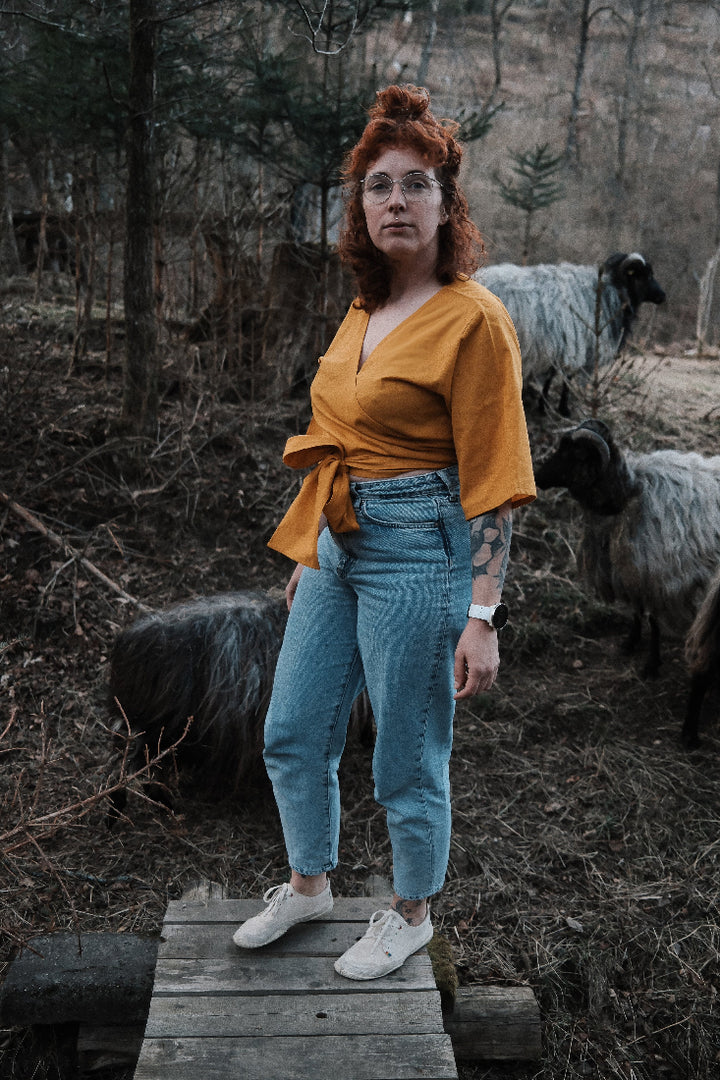 Gelbe Wickelbluse aus reiner Baumwolle. Wickeltop.