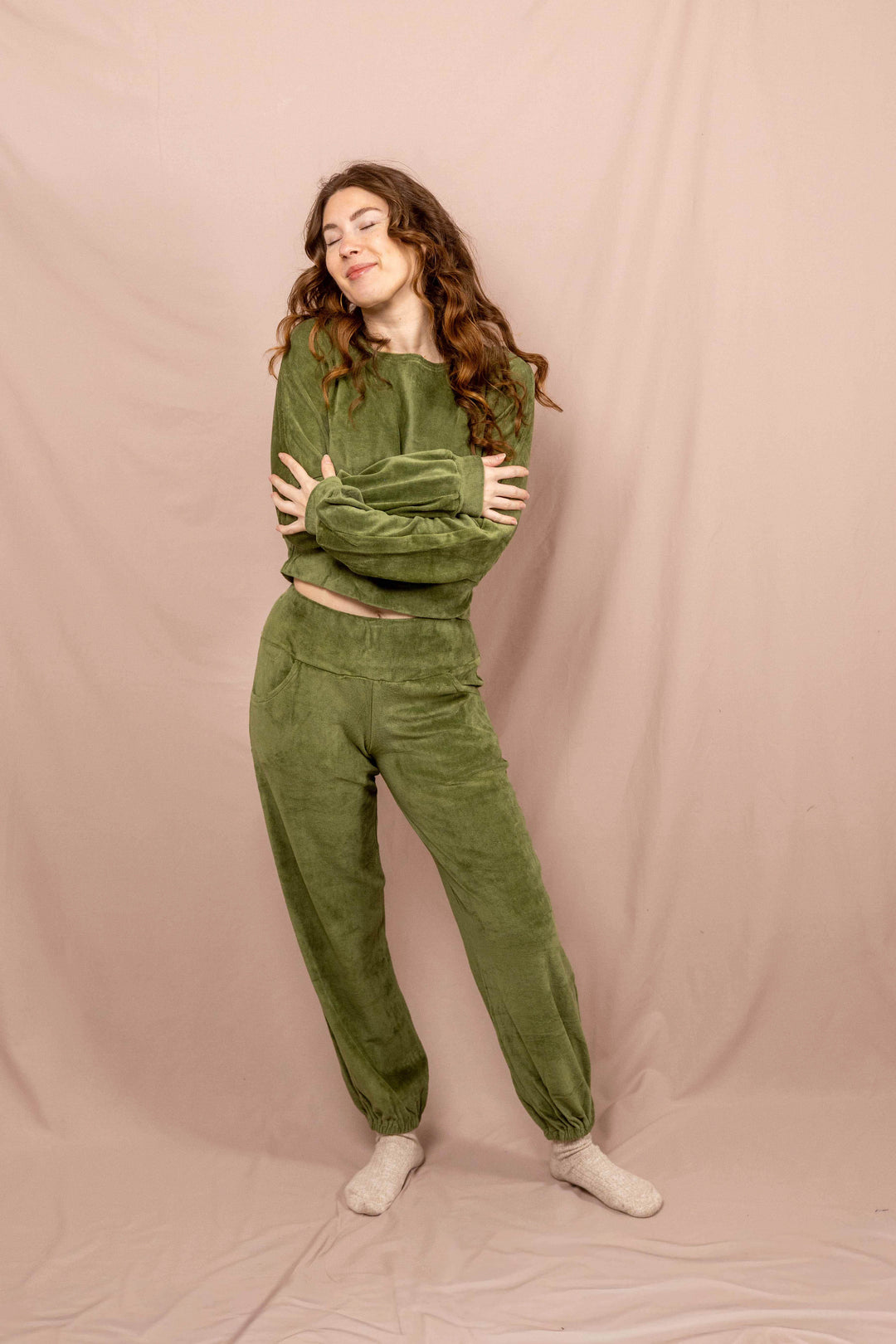 Samtpulli in Grün, Bequemer Pullover, Set Jogging, Oberteil und Hose, Zuhauseklamotte, Weich und Kuschelig, Pyjama-Set