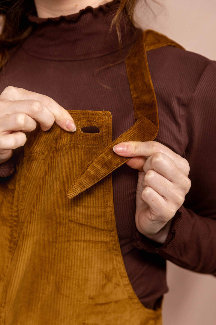 Kurze Latzhose aus Cord Baumwolle, Unisex Hose in Braun für Frauen und Männer mit Taschen