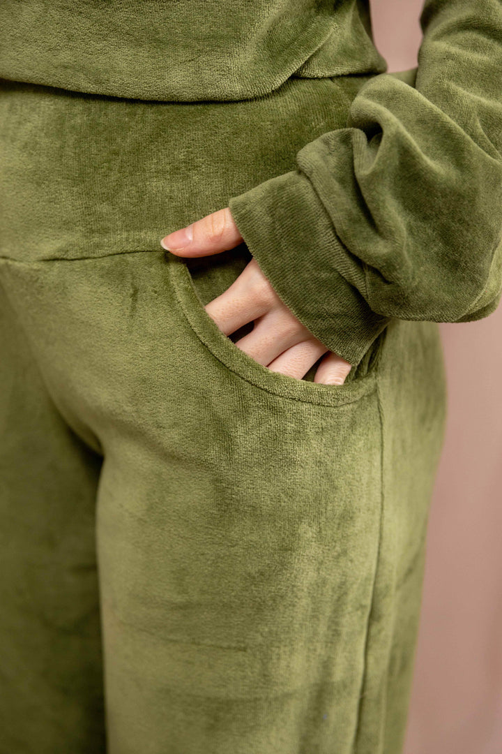 Samhose, Jogginhose in Grün, Taschen. Bequeme lockere Hose aus samt, sehr weich, 100% Baumwolle, weiche Baumwollhose