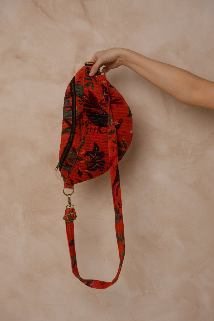 Rote Moon Bag, Große Hipster Umhängetasche, Boho Bauchtasche aus Samt 