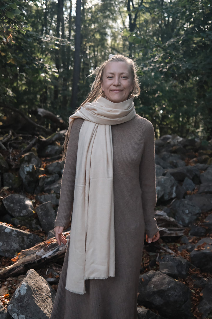 Junge Frau trägt den eleganten großen YAkwoll-Schal.