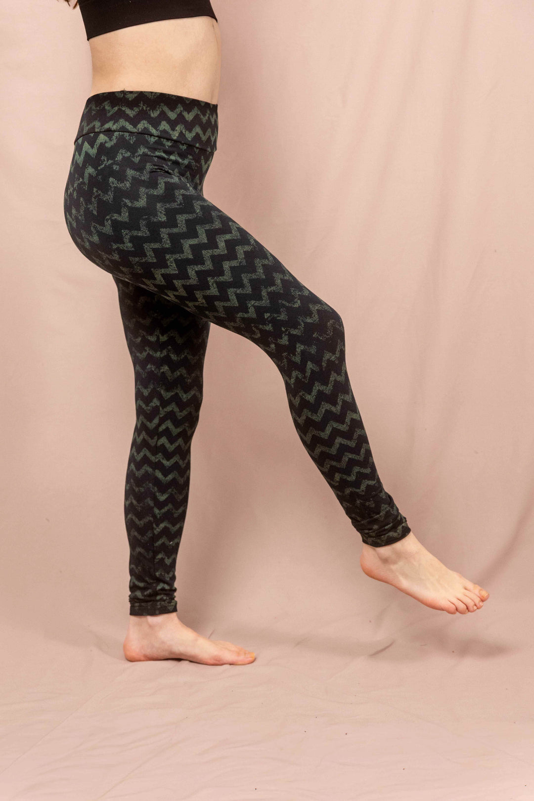 Zick Zack Leggins, Sportleggins, Farbig, Beige Schwarz, Yogaleggins, yogafashion, Muster, Abstrakt