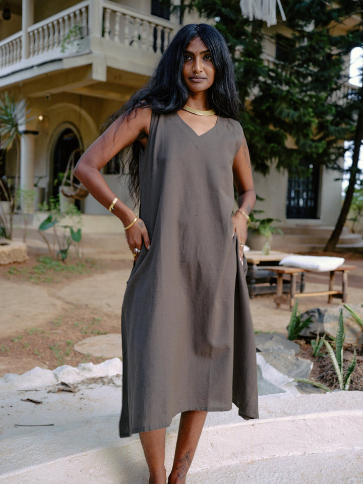 Leichtes Sommerkleid in Grau, Lockeres Ärmelloses Kleid.