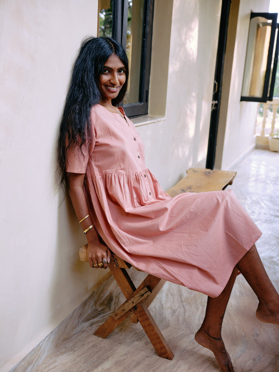 Rosa Sommerkleid aus reiner Baumwolle, Kleid mit Knöpfen.