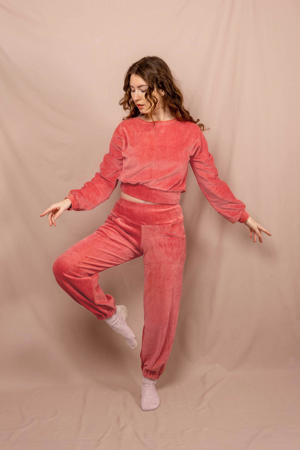 Samtpulli in Rosa, Bequemer Pullover, Set Jogging, Oberteil und Hose, Zuhauseklamotte 