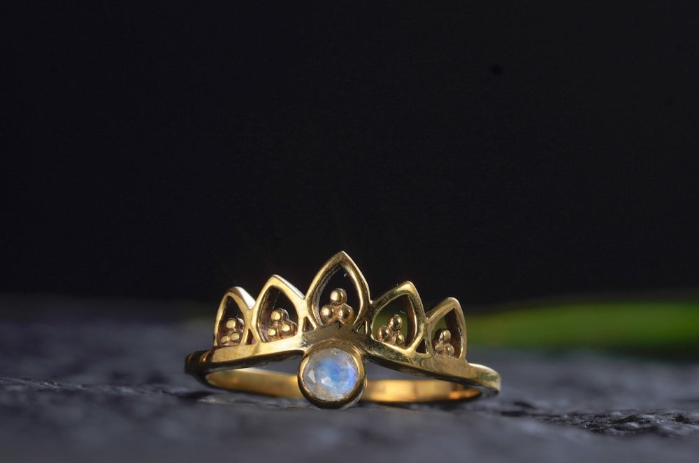 Ring aus Messing ~ mit Mondstein, weißer Edelstein ~ Krone, Tiara ~ Zart, Minimalistisch, Klein