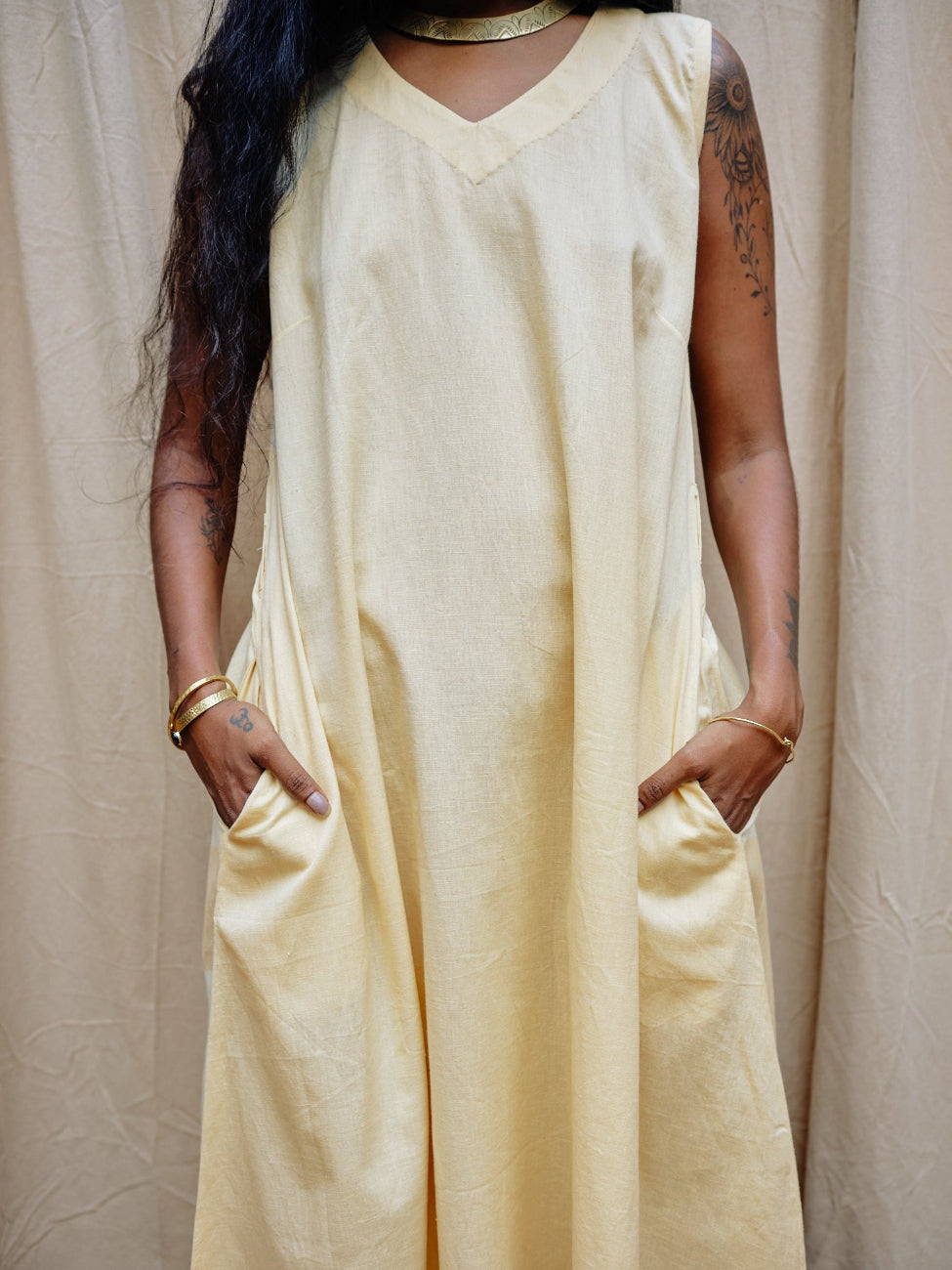 Weisses Kleid aus reiner Baumwolle. Sommerkleid in Weiß. Ärmellos.