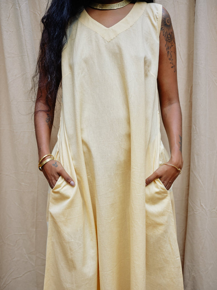 Weisses Kleid aus reiner Baumwolle. Sommerkleid in Weiß. Ärmellos.