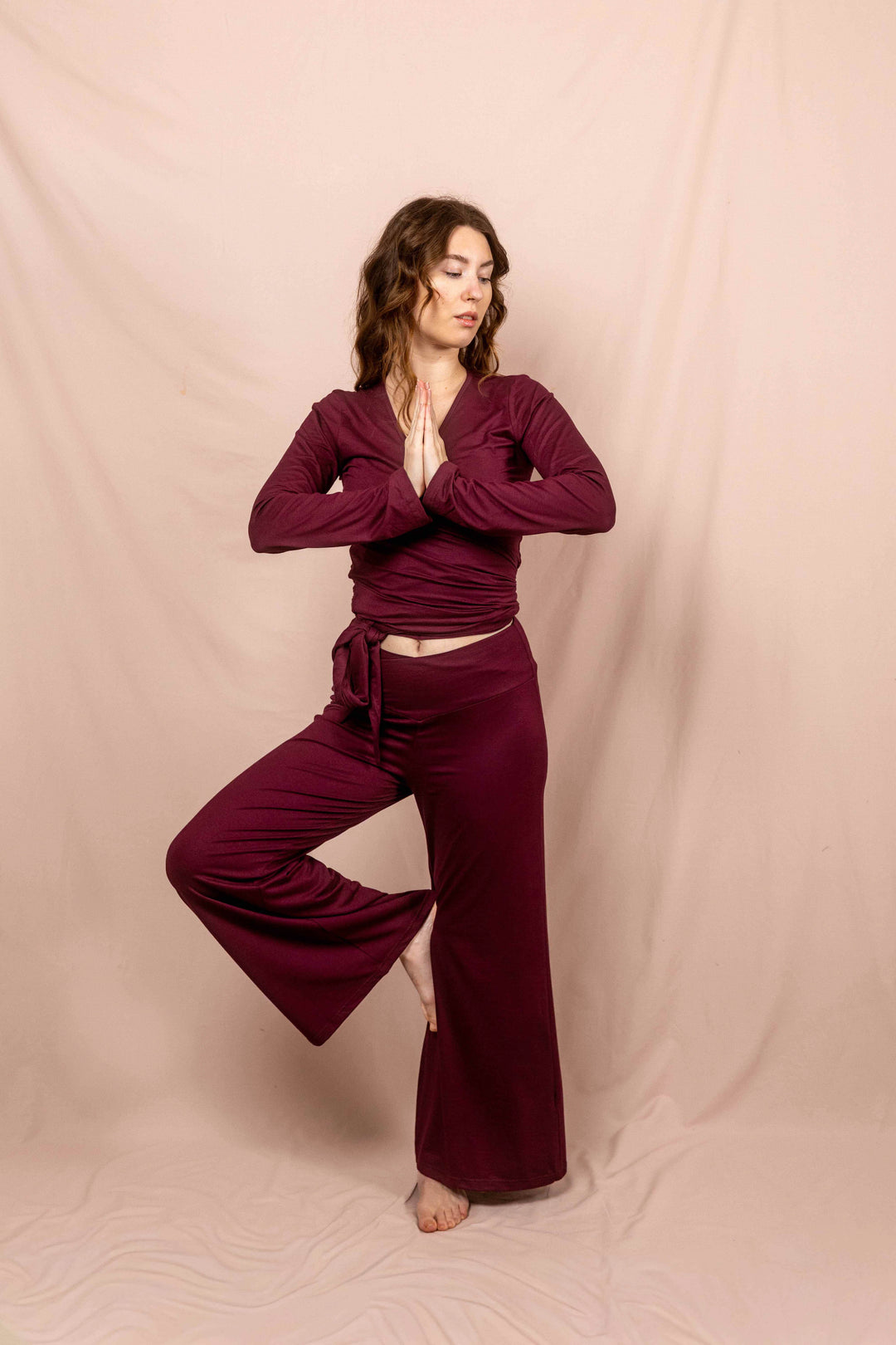 Wickelbluse in Aubergine, Wickeltop, Wickeloberteil, Sportoberteil, Yoga oberteil, Yogatop, langärmlig