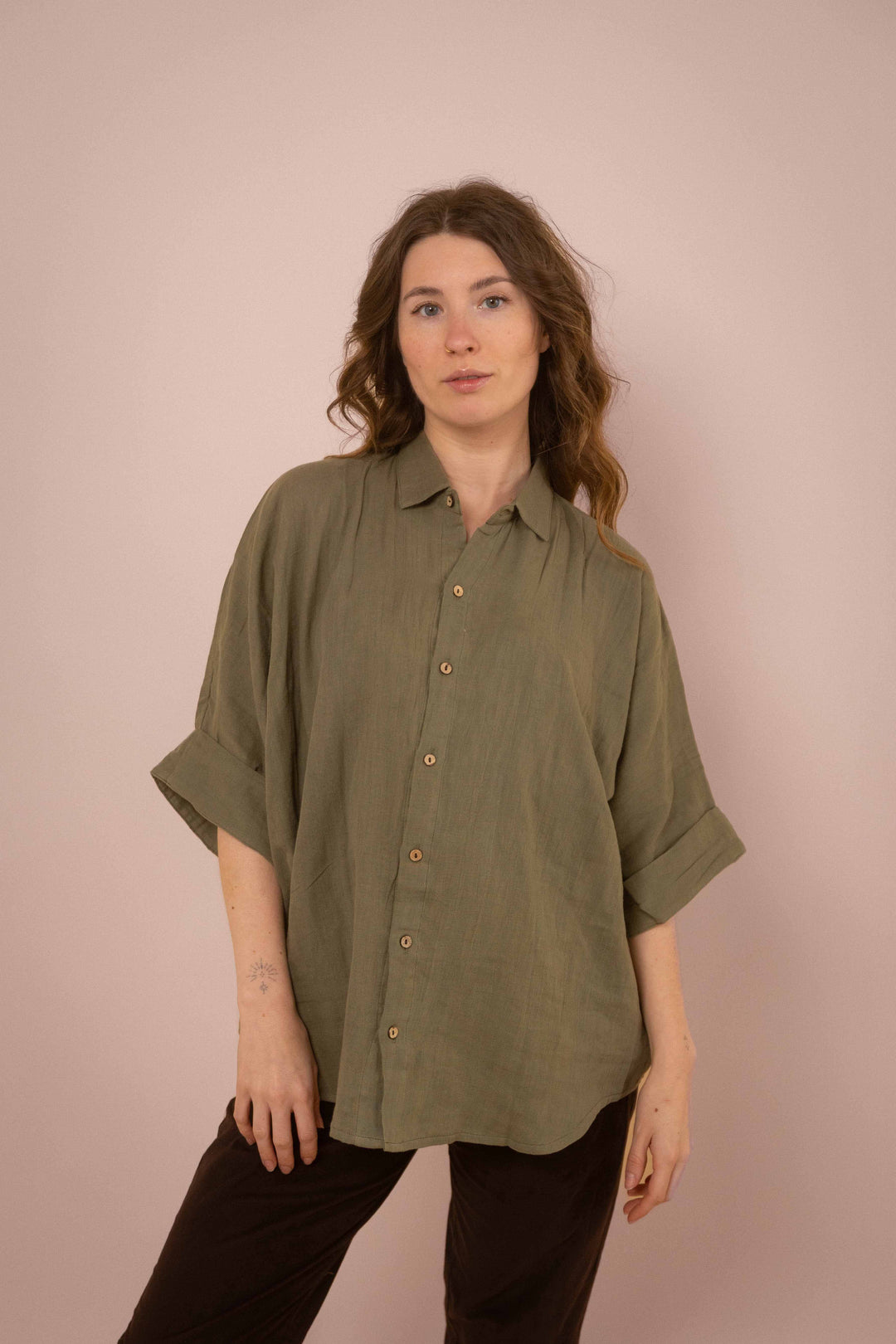 Musselin-Hemd JAMIE Mustard, Oversize Bluse aus 100% Baumwolle, in Gelb, Frauenshirt mit Knöpfen, Übergroßes Sommerhemd mit kurzen Ärmeln, Kurze Musselinbluse für Damen, Button up down shirt Frau, Unisex, Männer