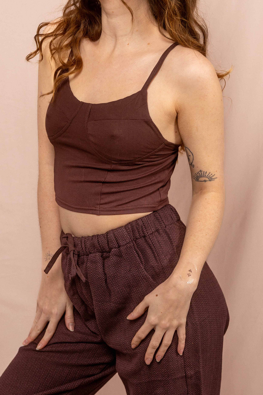 Bauchfreies Crop Top, Basic Bra Top, Oberteil in Braun mit Trägern, Feinripp BraTop