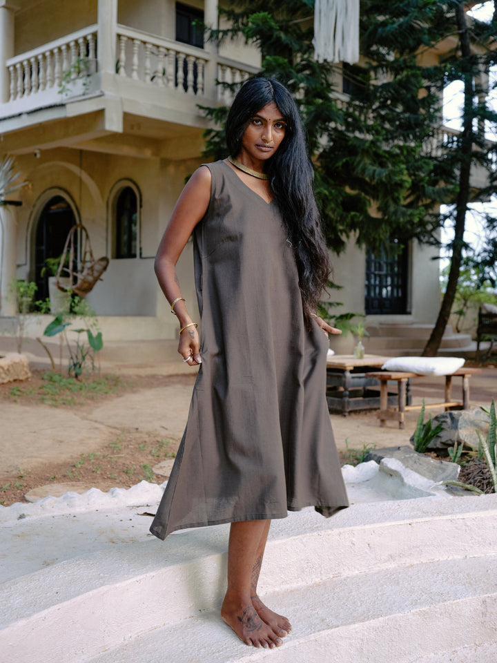 Leichtes Sommerkleid in Grau, Lockeres Ärmelloses Kleid.
