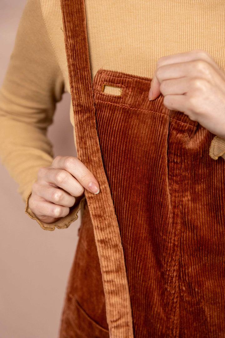 Kurze Latzhose aus Cord Baumwolle, Unisex Hose in Rost Rot für Frauen und Männer mit Taschen