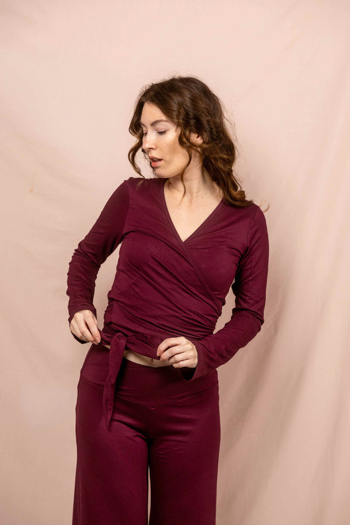 Wickelbluse in Aubergine, Wickeltop, Wickeloberteil, Sportoberteil, Yoga oberteil, Yogatop, langärmlig