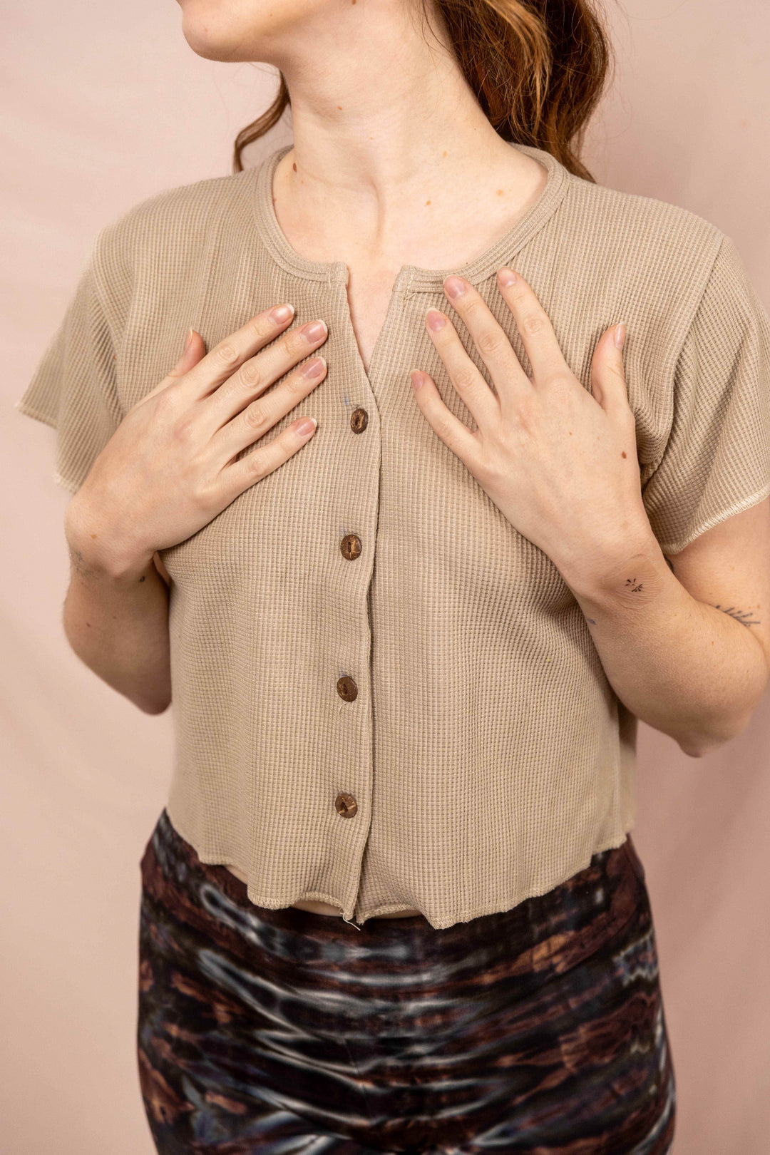 Helle Sommerbluse in Grau / Beige, Waffle Shirt, Top mit Knöpfen