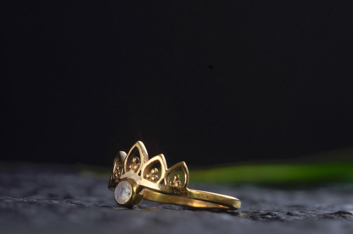Ring aus Messing ~ mit Mondstein, weißer Edelstein ~ Krone, Tiara ~ Zart, Minimalistisch, Klein