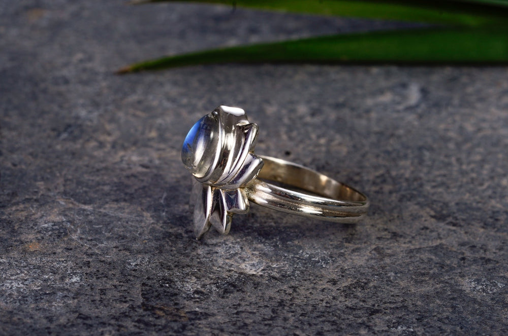 Ring ~ BLUE LOTUS ~ Mondstein ~ Lotusblüten Ring mit Edelstein Weiß
