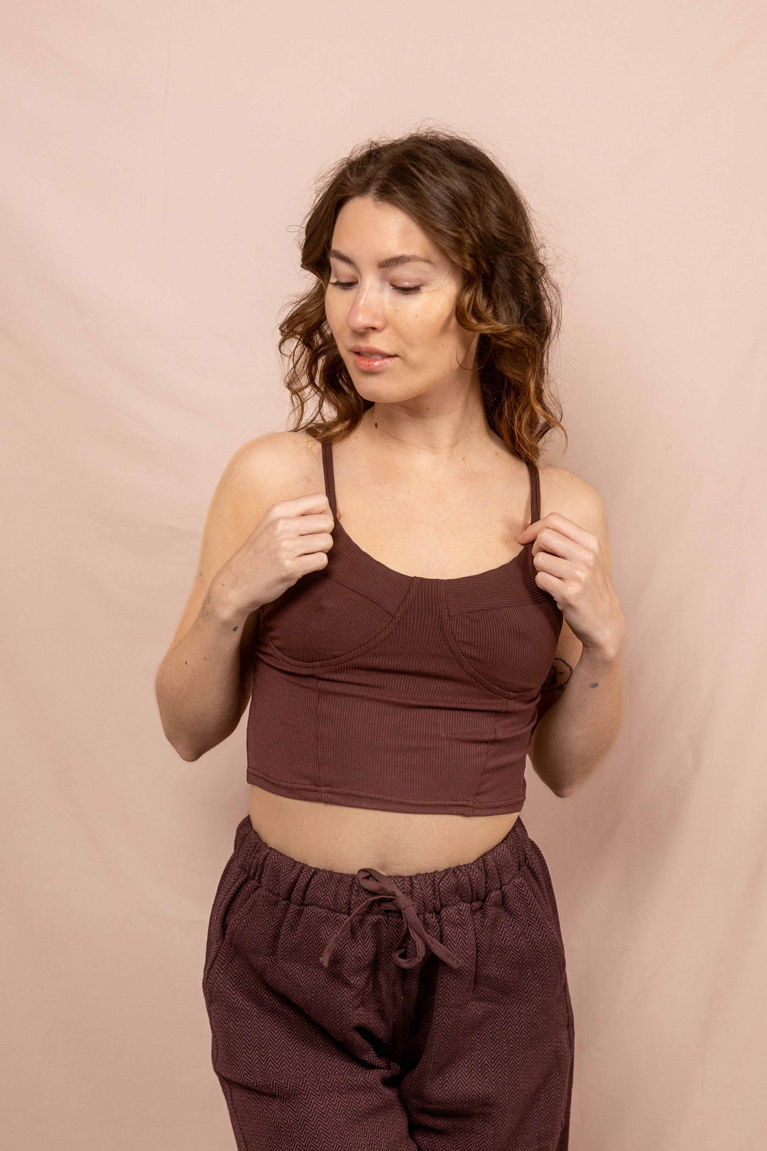 Bauchfreies Crop Top, Basic Bra Top, Oberteil in Braun mit Trägern, Feinripp BraTop