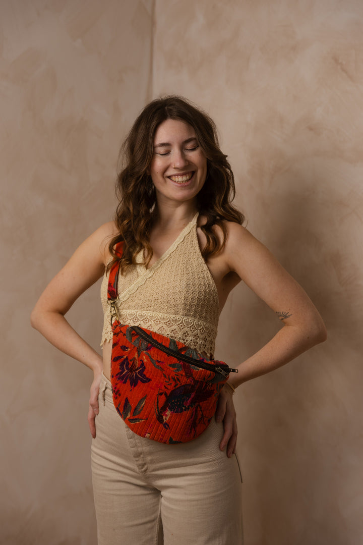 Rote Moon Bag, Große Hipster Umhängetasche, Boho Bauchtasche aus Samt 