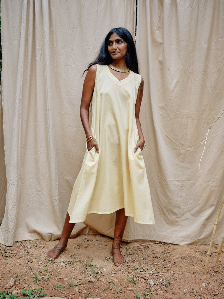 Weisses Kleid aus reiner Baumwolle. Sommerkleid in Weiß. Ärmellos.