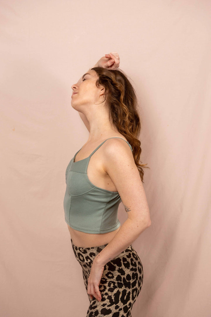 Bauchfreies Crop Top, Basic Bra Top, Oberteil in Mini Grün mit Trägern, Feinripp BraTop