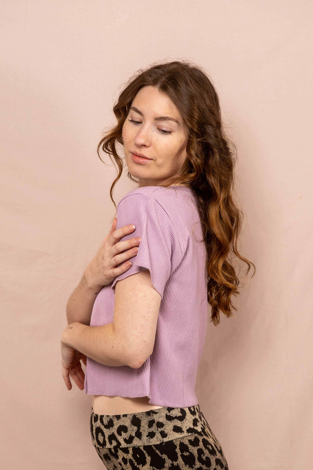 Helle Sommerbluse in Lila, Waffle Shirt, Top mit Knöpfen