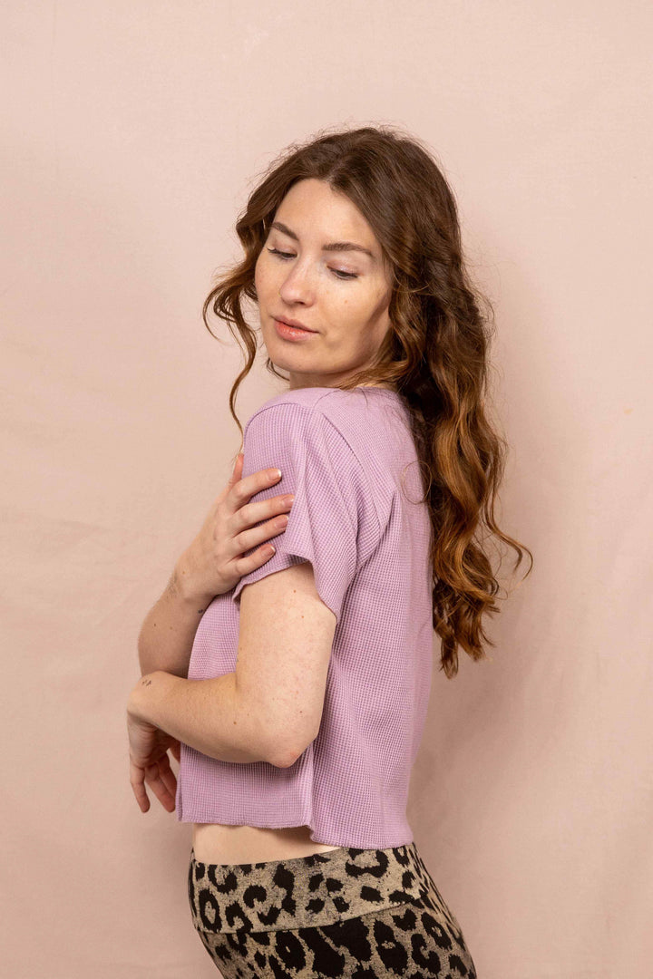 Helle Sommerbluse in Lila, Waffle Shirt, Top mit Knöpfen